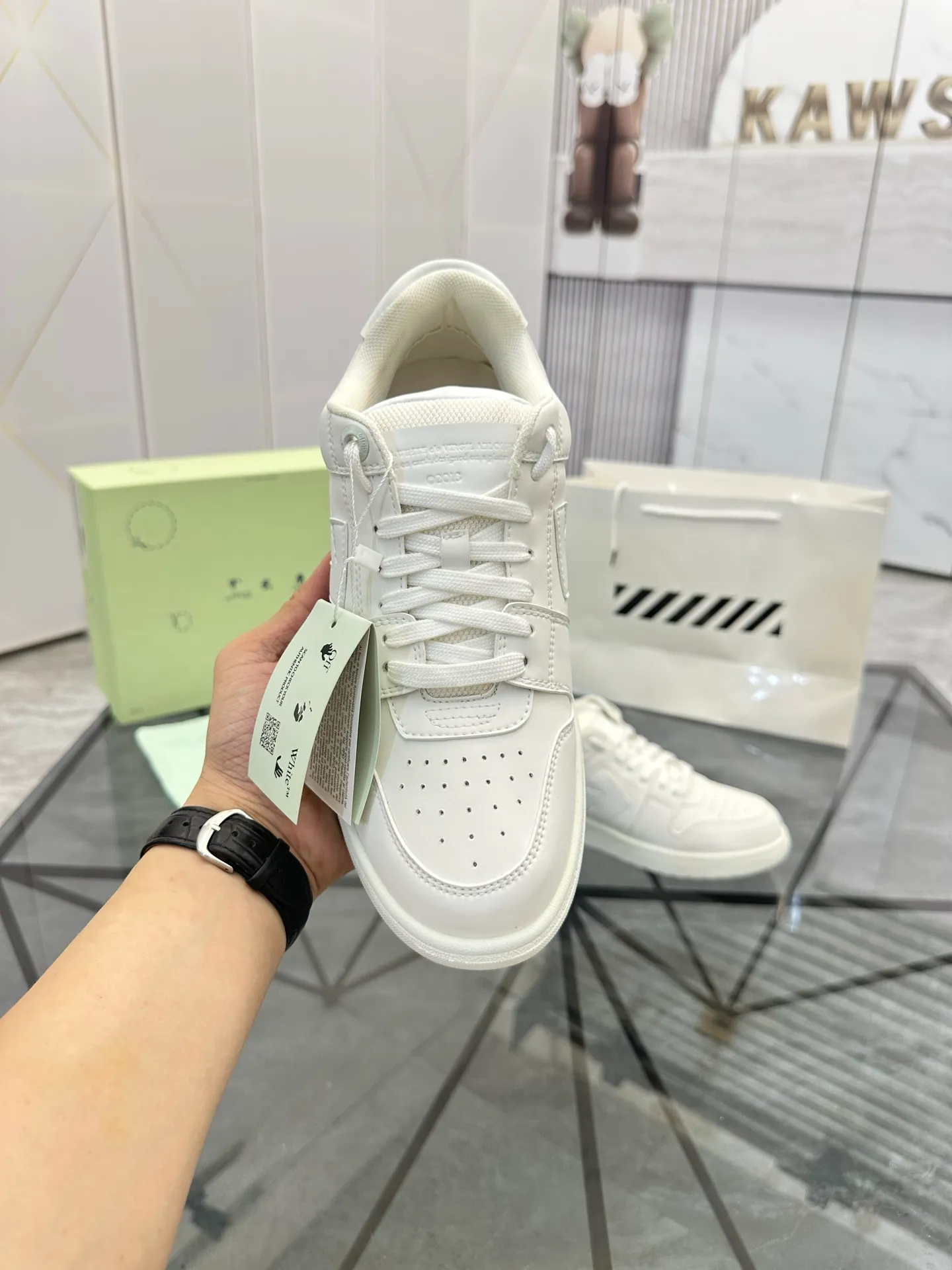 Selling men's shoes 💰: 💰P600¥ High-end top quality (leather buckle plus 10) Product trademark: OFF WHITE * "OFF WHITE*" low-top casual shoes Regular size: 35-45 (can be customized to 46) Couple style Product material: imported first-layer cowhide leather upper, breathable lining, original outsole. No.: H203